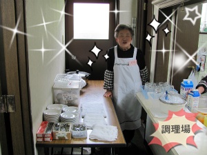 忙しいのにカメラに向かってほほ笑んでくれるスタッフさん 調理場スタッフ.jpg