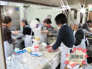 どんどん注文が入る厨房の様子 調理場スタッフ<br /> 3.jpg