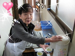 ぜんざいの用意をするスタッフさん 調理場スタッフ4.jpg