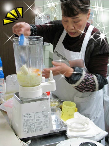 ジュース担当のスタッフさん ミックスジュースを作る ミックスジュースを作る.jpg