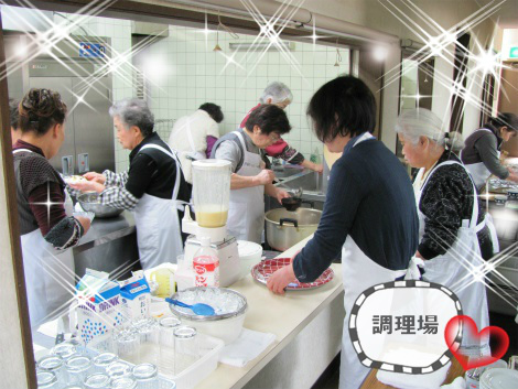 喫茶店厨房内のスタッフさんたちの様子 調理場.jpg