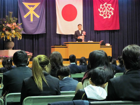 卒業生一人一人の顔を見ながら話すPTA会長 卒業写真4.jpg