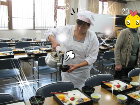 高齢者食事サービスの準備をするボランティアスタッフさん 食事サービスの模様.jpg