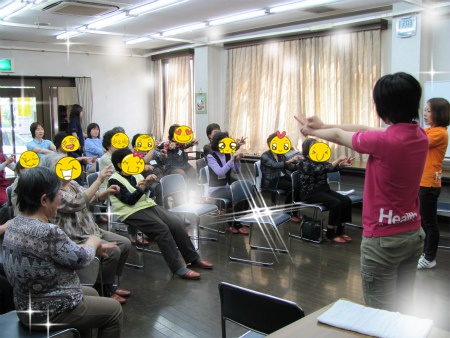 手を動かしながらかたつむりを歌う 手指の運動.jpg