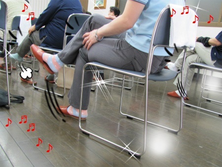 参加者さんが足運動をしている様子 足の体操.jpg
