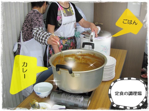 定食のカレーをセットしているところ 店内調理場.jpg