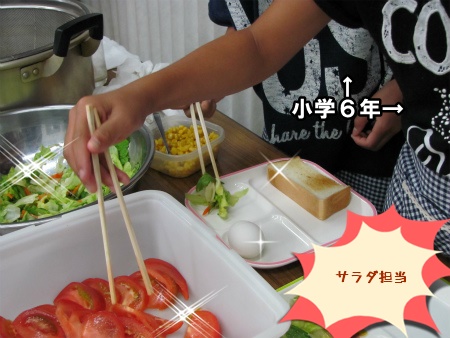 お皿にサラダと玉子を盛りつけている様子 サラダ担当.jpg