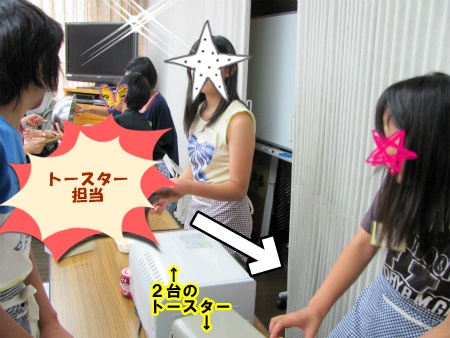 トースターでトーストを焼く様子 トースター担当.jpg
