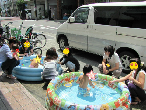 ビニールプールで遊ぶ子供達 プール.jpg