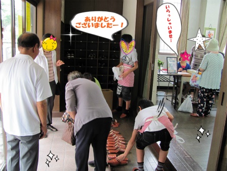 お客様をお見送りしている様子 案内.jpg