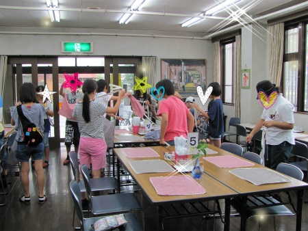 お手伝いの準備をする子供達 準備開始.jpg