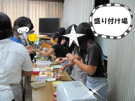 店内奥にある盛り付けコーナー 盛り付け場.jpg