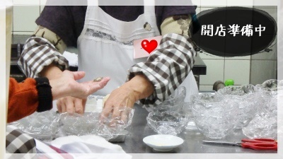 わらび餅のセット作業 調理場 わらびもち.jpg