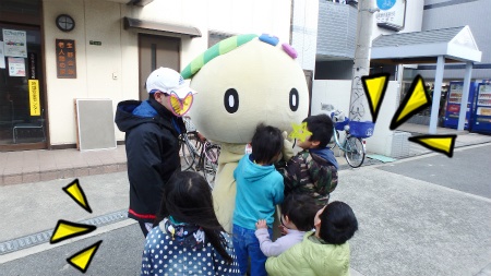 子供達とふれあういくみんちゃん.jpg